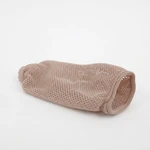Gorro beige de malla con la abertura elástica hacia la derecha