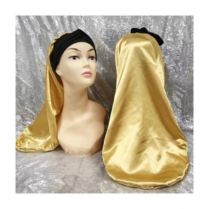 Gorro dorado visto de frente y detrás en cabezas de exposición