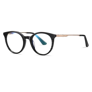 C1 montura negra de aro completo con varillas tono dorado, mostrada con lentes transparentes; lentes no incluidos.