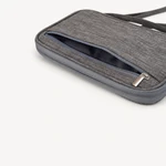 Gros plan sur le portefeuille gris avec sa poche extérieure zippée entrouverte