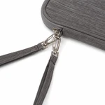 Gros plan sur deux clips métalliques de sangle attachés à un anneau au coin du portefeuille gris