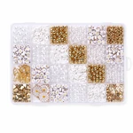 Boîte transparente compartimentée remplie de perles blanches imitation perle, perles à lettres et apprêts dorés