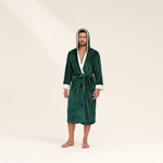 Hombre con albornoz verde con capucha y borde blanco