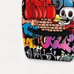 Close da bolsa estampada para peito mostrando o zíper frontal horizontal e o padrão gráfico multicolorido
