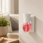 Ambientador de enchufe mostrado en una pared junto a una mesa pequeña y una planta