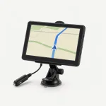 Navegador GPS preto com mapa de rota em suporte de ventosa, ao lado de um plugue de energia automotivo