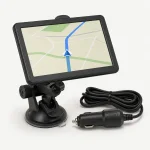 Vista inclinada da tela GPS e da base de ventosa ao lado de um cabo de energia automotivo enrolado
