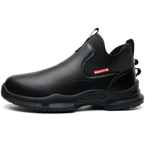 Vista lateral del zapato negro 926 sin cordones, con etiqueta roja y suela con dibujo
