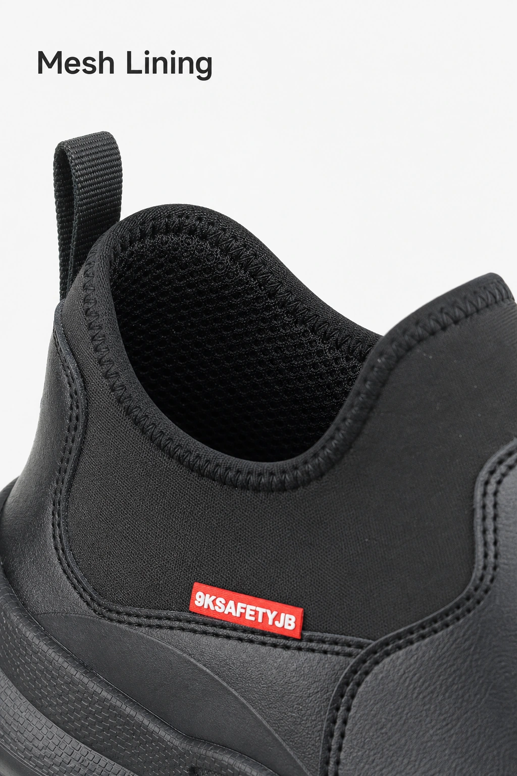 Primo piano dell’apertura della scarpa nera e della fodera in mesh sotto il titolo Mesh Lining