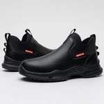 Dos zapatos negros sin cordones en sentidos opuestos, con paneles laterales y tiradores traseros visibles