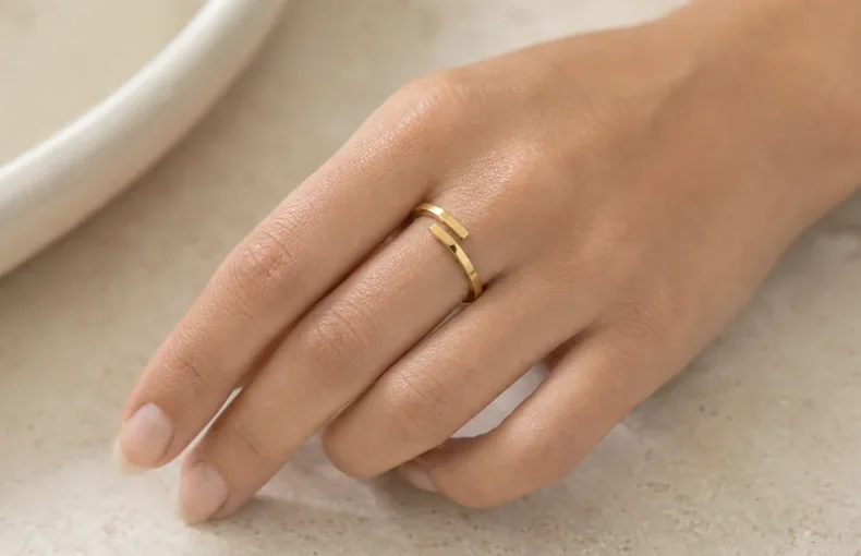 Cómo elegir un anillo abierto ajustable: ajuste, acabado y pedido