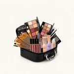 Offener schwarzer Schminkkoffer mit silbernem Griff, Paletten, Pinseln, Lippenstiften und Schwämmen in Pfirsich und Violett
