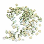 Grupo de fichas acrílicas Bamboo de mahjong americano con caras blancas y capas verdes sobre blanco