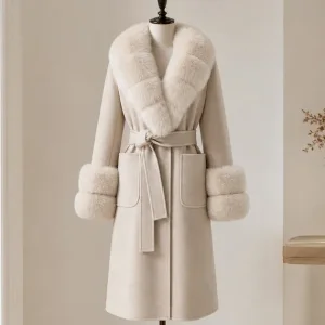 Abrigo de Lana con Cinturon y Ribete Fox-Fur: Fit, Tejido y Detalles