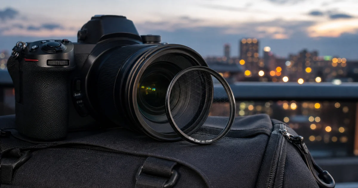 Filtro de estrella circular negro junto a un objetivo con luces urbanas al atardecer