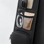 Nahaufnahme der Netztaschen eines Organizers mit kleinen Gegenständen über der unteren Reißverschlusstasche.