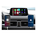 Écran du tableau de bord avec deux exemples d’interface de smartphone et des connexions filaires visibles dans une illustration d’utilisation en voiture