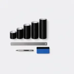 Cinq rouleaux de film à motif visuel fibre de carbone de différentes largeurs, présentés avec une règle et des outils
