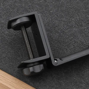 Soporte de auriculares con pinza: ajuste al escritorio y espacio para plegarlo