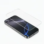 Protector de pantalla transparente con esquinas redondeadas sobre un teléfono con pantalla oscura