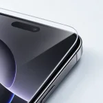 Primer plano del borde del protector de pantalla transparente sobre la esquina redondeada de la pantalla