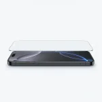 Vista lateral baja de un protector de pantalla transparente sobre un teléfono colocado horizontalmente