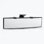 Espejo retrovisor rectangular y ancho, con marco negro y clips de montaje en la parte superior.