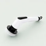 Vue latérale du manche blanc incliné de la brosse et de la boucle de suspension