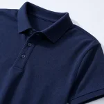 Primer plano del cuello, la tapeta, el tejido texturizado y el dobladillo de manga del polo azul marino