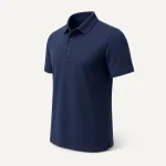 Vista inclinada de un polo azul marino con cuello, manga corta y abertura lateral en el bajo