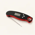 Schwarz-rotes digitales Lebensmittelthermometer mit teilweise ausgeklappter Metallsonde.