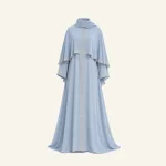 Abaya longue bleu clair avec une couche supérieure drapée et une bordure dorée