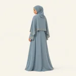 Vue de côté et de dos d'une abaya bleue montrant son dos superposé et sa bordure dorée