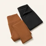 Leggings marroni e neri piegati, con bordi del tessuto e orli delle gambe cuciti visibili