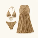 Top e slip bikini all'uncinetto color kaki accanto a una gonna lunga con davanti arricciato