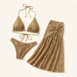 Bikini e gonna lunga all'uncinetto color kaki disposti di sbieco, con pieghe morbide