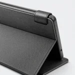 Gros plan du folio texturé avec pli triangulaire et petite languette près du coin de l'appareil