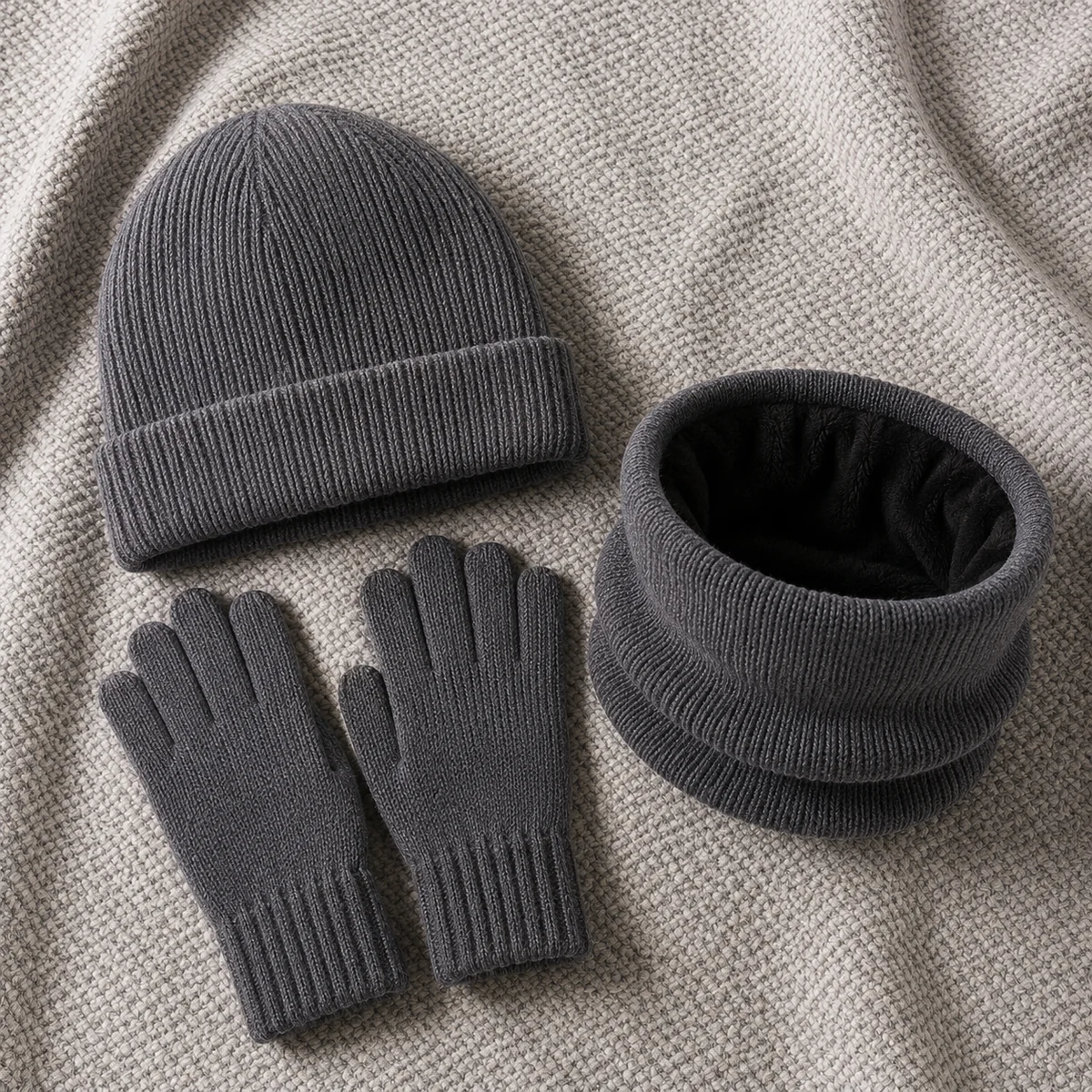 Dreiteiliges Strick Winterset mit Muetze Handschuhen und Schlauchschal