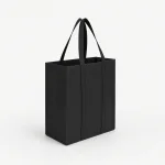 Vue en biais d’un sac cabas noir dressé montrant son panneau latéral, ses anses et sa base rectangulaire
