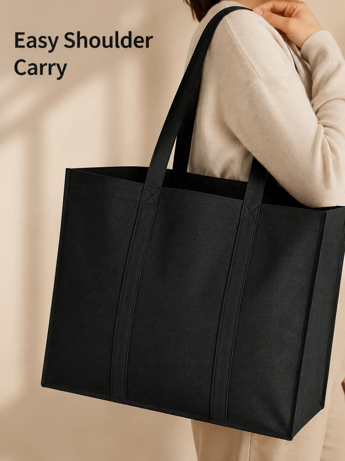Longues anses epaule sur un sac cabas nonwoven noir