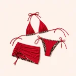 Top bikini rosso e slip con lacci laterali, con gonnellina arricciata e bordo leopardato
