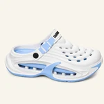 Vista laterale ravvicinata del sabot bianco e azzurro con chiusura sagomata, scritta FASHION e bordo della suola colorato