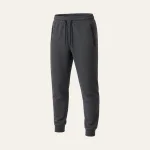 Vue de face d’un jogger gris foncé avec taille à cordon, poches zippées et bas de jambes resserrés