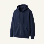 Vista frontale di felpa con cappuccio blu navy, cerniera integrale, coulisse, tasche divise e polsini a coste