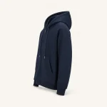 Vista laterale di una felpa con cerniera blu navy con forma del cappuccio, manica e tasca frontale