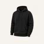 Vista frontal de una sudadera negra con capucha, cordones, bolsillo canguro y puños de canalé