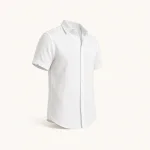 Vista angolata di camicia bianca a maniche corte con colletto e orlo curvo