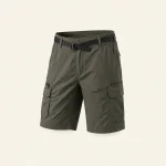 Olivgrüne Cargoshorts mit schwarzem Gürtel, Seitentaschen und Beintaschen mit Klappe