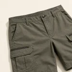 Nahaufnahme von Bund, vorderem Verschluss und Cargo-Tasche mit Reißverschluss an olivgrünen Shorts