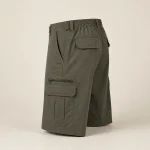 Seiten- und Rückansicht olivgrüner Cargoshorts mit hinterer Pattentasche und Beintasche